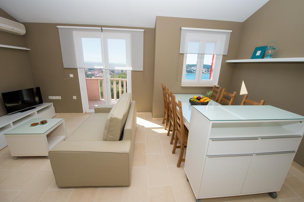 Apartments Gazebo Трогир Стая снимка